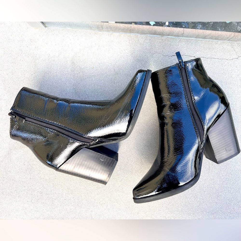 Pointed black boots shiny patent look